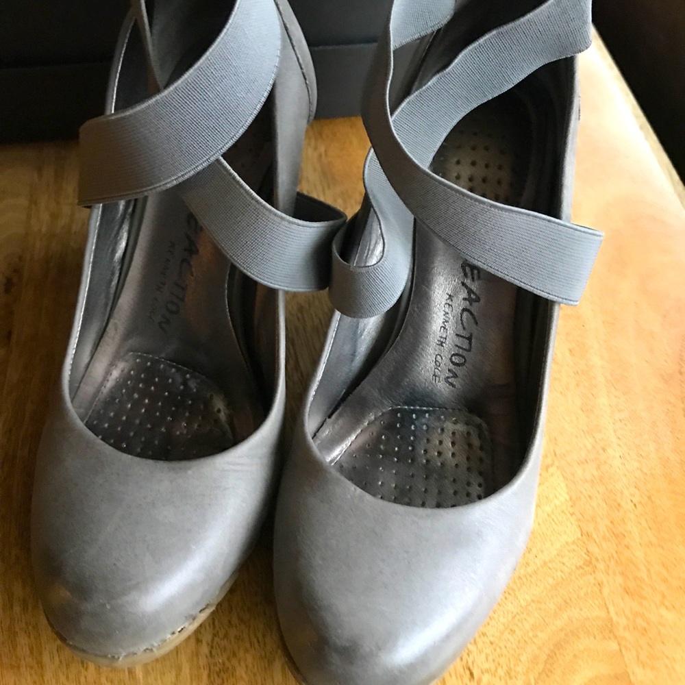 Kenneth Cole Reaction, Grey leather wedge w/ elastic straps 5 Do Tell Le